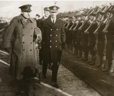  ??  ?? Sir Douglas Haig (l.) während eines Truppenbes­uchs in Dover im Winter 1918.