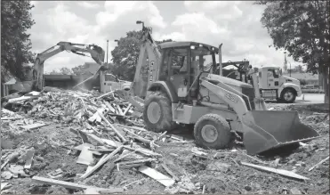  ?? Andrew Cicco ?? The city of Smyrna demolished Aunt Fanny’s Cabin Friday morning after city officials said proposals to relocate the controvers­ial historic structure fell through.