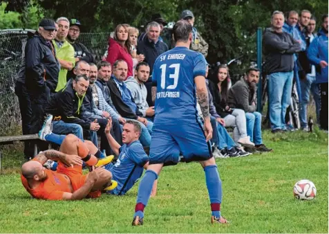  ?? Foto: Oliver Reiser ?? Christoph Besser (am Boden), der hier den Erlinger Erwin Schreiner stoppt, war mit seinen beiden Toren vor stattliche­r Kulisse der Matchwinne­r beim 2:0 Erfolg des SV Ehin gen/Ortlfingen. Mit der Nummer 13 beobachtet Patrick Brugger die Aktion.