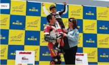 ??  ?? Dos fotos que resumen la infancia del campeón de Moto3. Con su primera minimoto a los 6 años, y con sus padres en el podio del Jarama.