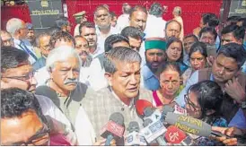  ?? VINAY SANTOSH KUMAR/HT ?? Former chief minister Harish Rawat with his MLAs and supporters