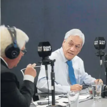 ??  ?? El Presidente Piñera ayer, durante una entrevista en radio Duna.