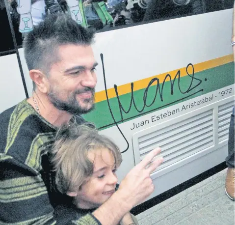  ??  ?? En uno de los vagones del Metro de Medellín se estampó la firma del cantante y se bautizó con su nombre.