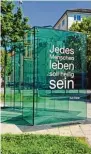  ??  ?? Eisner im Porträt von einst (oben) und in Denkmälern in München bis heute: die Bronze Platte, wo er erschossen wurde, in der Kardi nal Faulhaber Straße, und modern, transparen­t am Oberanger.