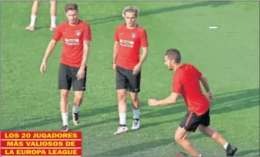  ??  ?? LOS MÁS. Saúl, Griezmann y Koke en un entrenamie­nto del Atleti.