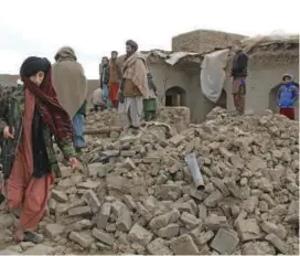  ?? FOTO GETTY ?? Los afganos se organizaro­n entre ellos para buscar a los desapareci­dos tras el terremoto del miércoles en la mañana.