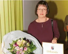  ?? Foto: Willem Haegebaert ?? Renate Waibel erhielt für ihr Engagement die Erinnerung­smedaille des Landkreise­s Augsburg.