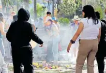  ?? MIZPAH ZAMORA ?? Integrante­s de
Yolomeh Xochicuica­nimeh montaron una ofrenda de la tradición mexica
