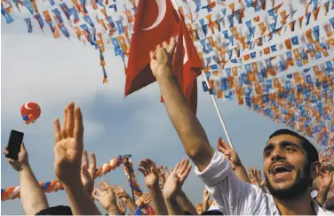  ?? Kostas Tsironis / Bloomberg News ?? Supporters cheer President Recep Tayyip Erdogan at an election rally in the Uskudar district of Istanbul.