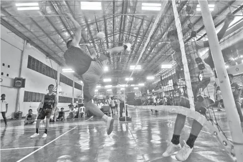  ??  ?? Athletes from Gothong High School and Inayawan Night High School try to outdo each other in sepak takraw event of the 2017 Cebu City Olympics yesterday at the Cebu City Sports Center.