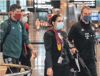  ?? FOTO: AFP- ?? Der Trip von Hansi Flick (re.) und seinem FC Bayern nach Katar kam trotz Titel nicht überall gut an.