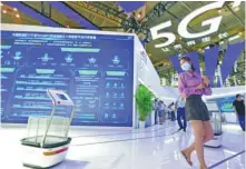  ??  ?? El 11 de septiembre de 2020, comenzó la Conferenci­a Mundial de Economía Digital 2020 en Ningbo, provincia de Zhejiang. Un mini vehículo inteligent­e 5G atrajo a los asistentes. (Zhang Yongtao / Pueblo en Línea)