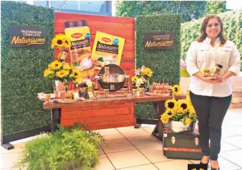  ??  ?? Naturísimo. Lissette López, gerente de la marca Maggi en El Salvador, presentó el nuevo Sazonador Completo Naturísimo.