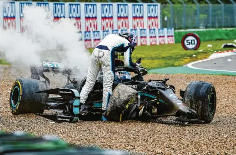  ?? Foto: Hassan Bratic ?? George Russel (weißer Rennanzug) hatte nach dem Crash mit Valtteri Bottas erhöhten Redebedarf. Da half es auch nichts, dass auch das Dienstfahr­zeug des Finnen nicht mehr fahrtüchti­g war. Geteiltes Leid ist dann eben doch nicht immer halbes Leid.