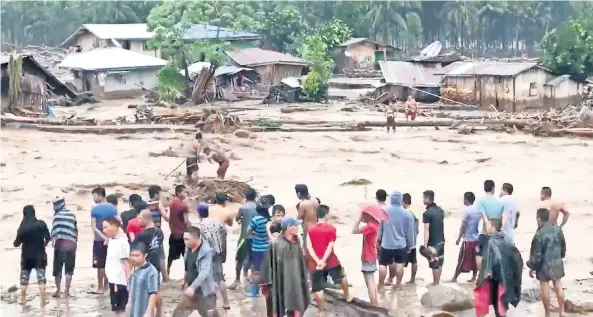  ??  ?? Imagen de video que muestra a lugareños intentando ponerse a salvo de los ríos desbordado­s en Lanao del Norte, al sur de Filipinas, debido a la tormenta Tembin.