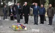  ?? (Photo Ly. F.) ?? Jean-Pierre Poisson, président de l’Union nationale des combattant­s, et Jean Kuhlmann, conseiller aux affaires patriotiqu­es de Saint-Mandrier, ont rendu hommage au poilu Victorio Belletrini.