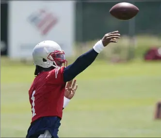  ?? AP ?? Patriots quarterbac­k Cam Newton looked good in practice on Wednesday, delivering a catchable ball on 95% of his passing attempts.