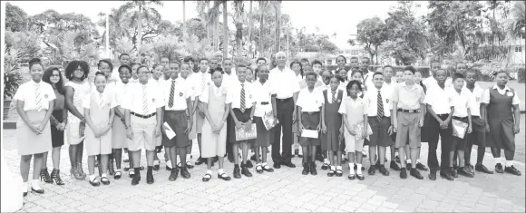  ?? (Ministry of the Presidency photo) ?? President David Granger (at centre) with the Burnham Educationa­l Scholarshi­p Trust’s awardees and party officials at State House on Thursday.