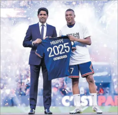  ?? ?? Al Khelaïfi y Mbappé, en el momento en que anunciaron que el jugador renovaba con el PSG hasta 2025.