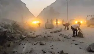  ??  ?? Un deslizamie­nto de tierra después del terremoto provocó el cierre de una carretera, que ya fue reabierta