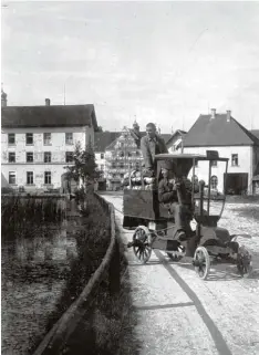  ?? Foto: Archiv DRW ?? Erfinderis­ch war Alois Strasser aus Ursberg. Er konstruier­te in den 1930er Jahren ein „Tretmobil“, das rein durch Muskelkraf­t angetriebe­n wurde.