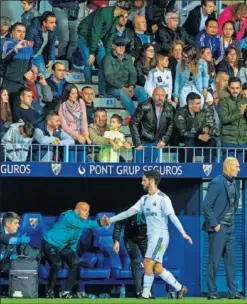  ??  ?? ACLAMADO. La Rosaleda despidió a Isco con una ovación.