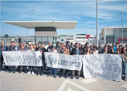  ?? Jorge guerrero/afp ?? Un grupo de manifestan­tes frente a la todavía no inaugurada cárcel de Archidona