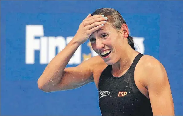  ?? ALBERTO ESTÉVEZ / EFE ?? Jessica Vall muestra su asombro por el podio conseguido al salir de la piscina, aún confusa por el reparto de cinco medallas en la prueba