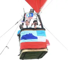  ??  ?? Shafie Apdal (right) with Darell Leiking in a hot air balloon at the launching of Sabah-level Merdeka Month and Fly the National Flag Campaign. — Bernama photo