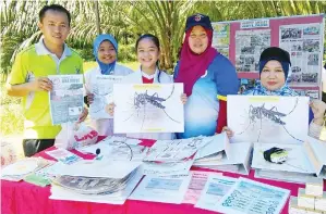  ??  ?? PENGERUSI JKKK Kg Kironggu, Francis (kiri) turut melawat booth pameran bersama Kasmah (berdiri) dan Juriah.