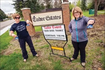  ?? Herald photo by Ian Martens ?? Shanda McKnight and Jenna Friesen from the Tudor Estates Associatio­n are helping to show support for frontline workers and those in need during the COVID-19 pandemic. @IMartensHe­rald