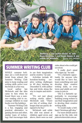  ?? Picture: ALIX SWEENEY ?? Madeline, 7, and Lachlan Slaven, 10, with Kayla Hockaday, 7, and Kieran Slaven, 8, and author Ian McIntosh.