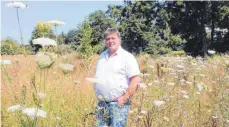  ?? FOTO: VERA ROMEU ?? Der Leiter des Tiefbauamt­es Volker Badouin erklärt das neue Grünkonzep­t. Städtische Grünfläche­n werden naturnaher.