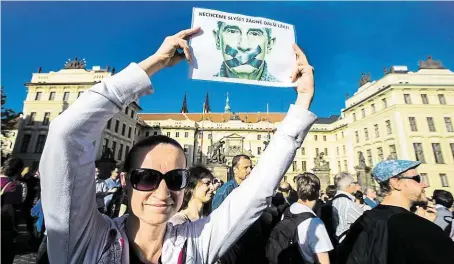  ?? Demonstrov­aly včera u Pražského hradu stovky lidí. Akce byla pokračován­ím středečníc­h protestů nazvaných Proč? Proto!, které se konaly v sedmi městech. Účastníci včera mimo jiné podepisova­li petici za odvolání Babiše z funkce. FOTO MAFRA – DAN MATERNA ??