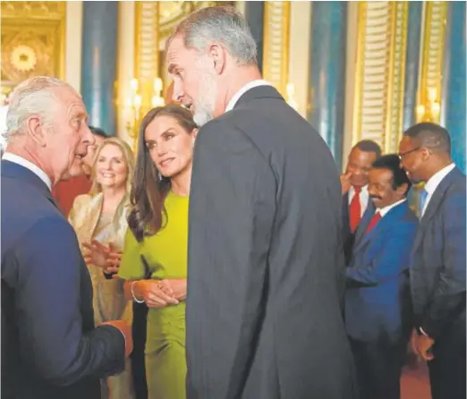  ?? ?? Olena Zelenska y el primer ministro de Ucrania, Denys Shmyhal, con Carlos III
El Rey Carlos III departe animadamen­te con los Reyes de España, durante la recepción en el Palacio de Buckingham // AFP