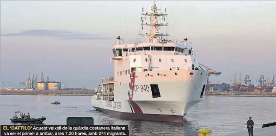  ?? MIGUEL LORENZO ?? EL ‘DATTILO’ Aquest vaixell de la guàrdia costanera italiana va ser el primer a arribar, a les 7.20 hores, amb 274 migrants.