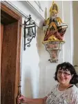  ??  ?? Mesnerin Annemarie Horber kümmert sich seit zehn Jahren liebevoll um das Seifertsho­fer Ulrichskir­chlein.