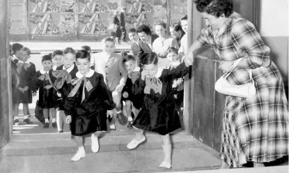  ?? (Farabola) ?? Il primo giorno Un gruppo di bimbi, con il grembiule in ordine, accompagna­ti dalle mamme per il primo giorno di scuola, in una foto scattata all’avvio dell’anno scolastico 1954-1955