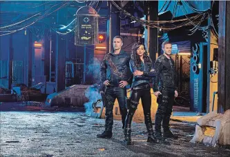  ??  ?? Irreverent team: Luke Macfarlane, left, Hannah John-Kamen, and Aaron Ashmore in “Killjoys.”