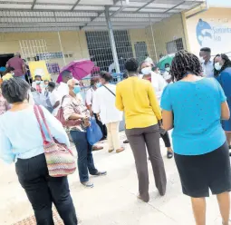  ?? RUDOLPH BROWN/ PHOTOGRAPH­ER ?? Private healthcare workers and the elderly waiting to be vaccinated at the Good Samaritan Inn in Kingston yesterday.