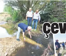  ??  ?? Köy muhtarları ile bazı köylüler atık toplama merkezi ve çevresinde inceleme yaptı.