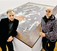  ?? BILD: SN/HEINZ BAYER ?? Günther HollerSchu­ster (l.) und Martin Behr auf der Galerie im Kunsthaus Nexus.