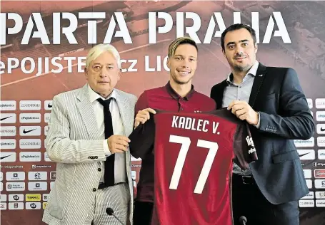  ?? Útočník Václav Kadlec se na včerejší tiskové konferenci ke svému přestupu z dánského Midtjyllan­du do Sparty ukázal i s novým dresem. Vlevo je hráčský agent Pavel Paska, vpravo generální ředitel pražského klubu Adam Kotalík. FOTO ČTK ?? Představen­í.