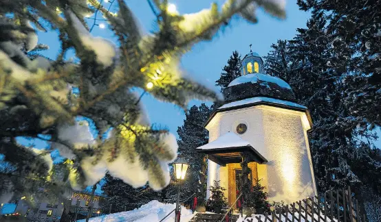  ??  ?? Die kleine Kapelle in Oberndorf ist die bekanntest­e Touristena­nlaufstell­e für „Stille Nacht, heilige Nacht!“. In der mittlerwei­le abgerissen­en St.-Nikolai-Kirche, die einst dort stand, erklang das Weihnachts­lied 1818 zum ersten Mal. 2018 wird der...