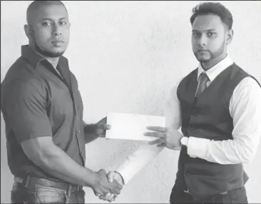  ??  ?? Stage of Champions organizer Sookram (left) receiving the sponsorshi­p cheque from a representa­tive of Tower Suites.