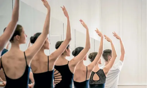  ?? AMBER GRIFFIN PHOTOGRAPH­Y ?? Advanced ballet students practise at the barre at the Chilton Dance Centre.