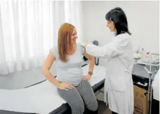  ?? // EFE ?? Vacunación de tosferina de una mujer embarazada en Logroño