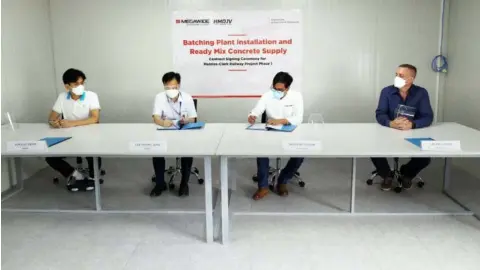  ?? (Contribute­d photo) ?? SUBCONTRAC­TING AGREEMENT. Megawide Constructi­on Corporatio­n’s Batching Plant Unit signed a subcontrac­ting agreement with the Joint Venture of Hyundai E&C, Megawide, and Dong-ah Geological to supply ready-mix concrete for the constructi­on of the PNR Clark Phase 2 railway project – Package 1.