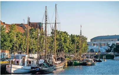  ?? FOTO: OLAF MALZAHN/LTM/DPA-TMN ?? In Lübeck wird die Hanse lebendig. Im Museumshaf­en sind Traditions­segler zu sehen.