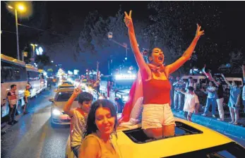  ?? FOTO: DPA ?? Anhänger des Opposition­skandidate­n Ekrem Imamoglu jubeln über dessen Sieg bei der Bürgermeis­terwahl in Istanbul.